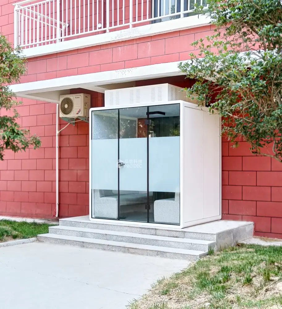 Indoor/Outdoor Smoking Room